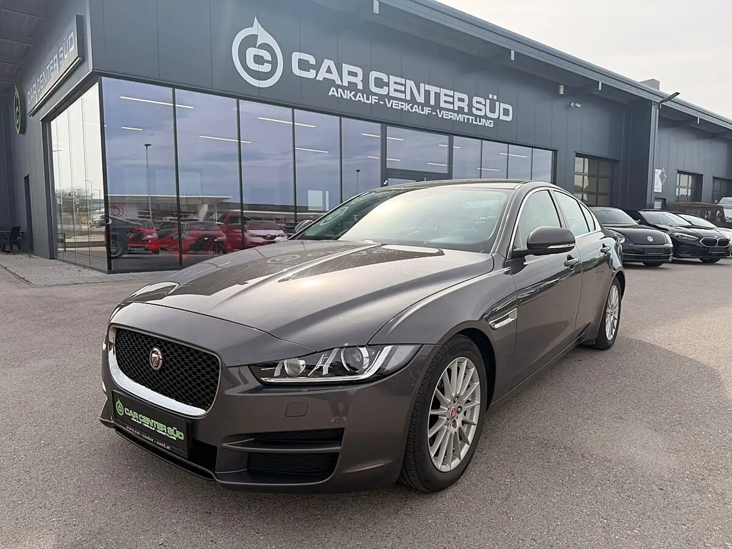 Jaguar XE PRESTIGE E-Performance Aut. Grau - 1