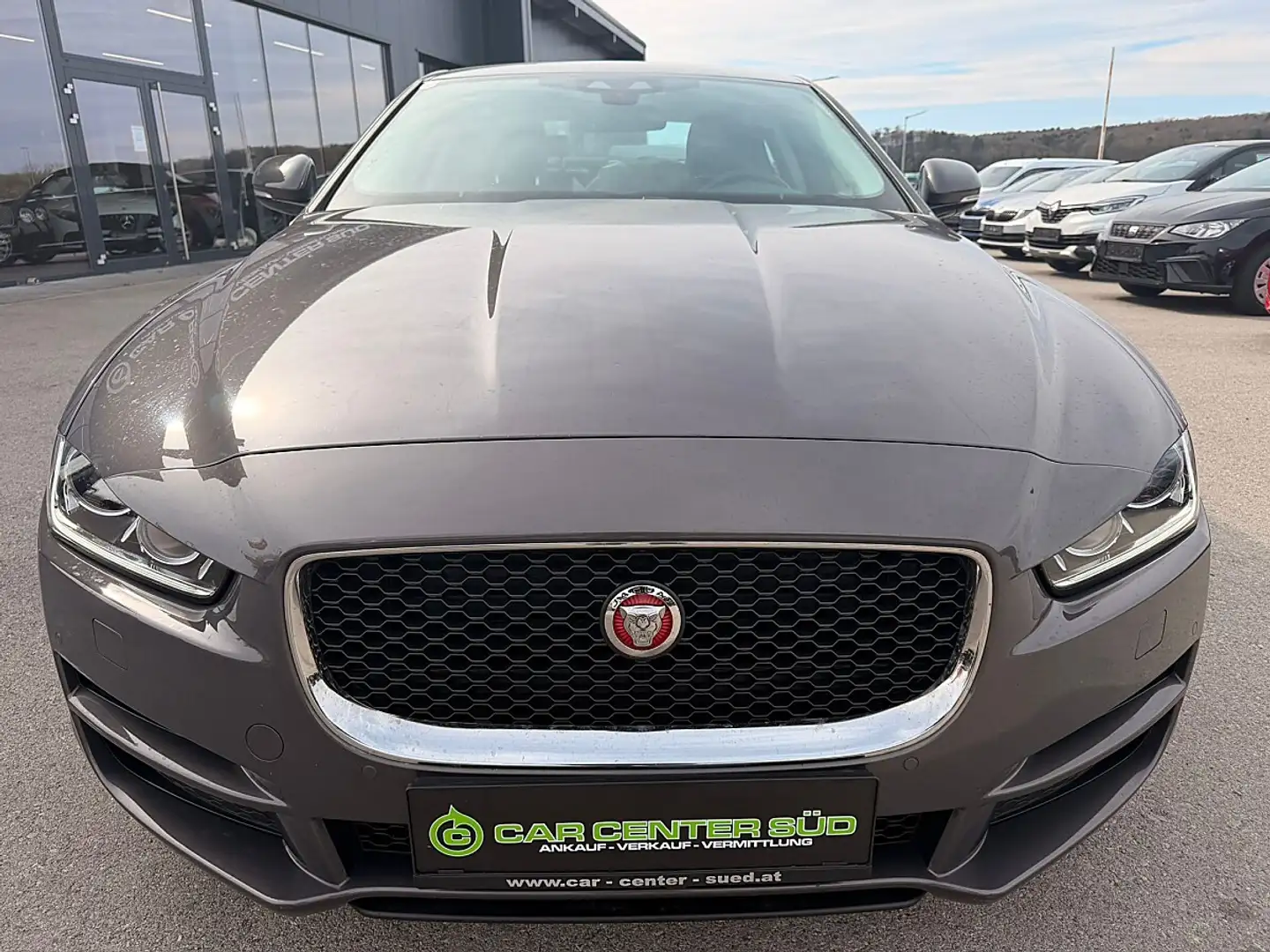 Jaguar XE PRESTIGE E-Performance Aut. Grau - 2