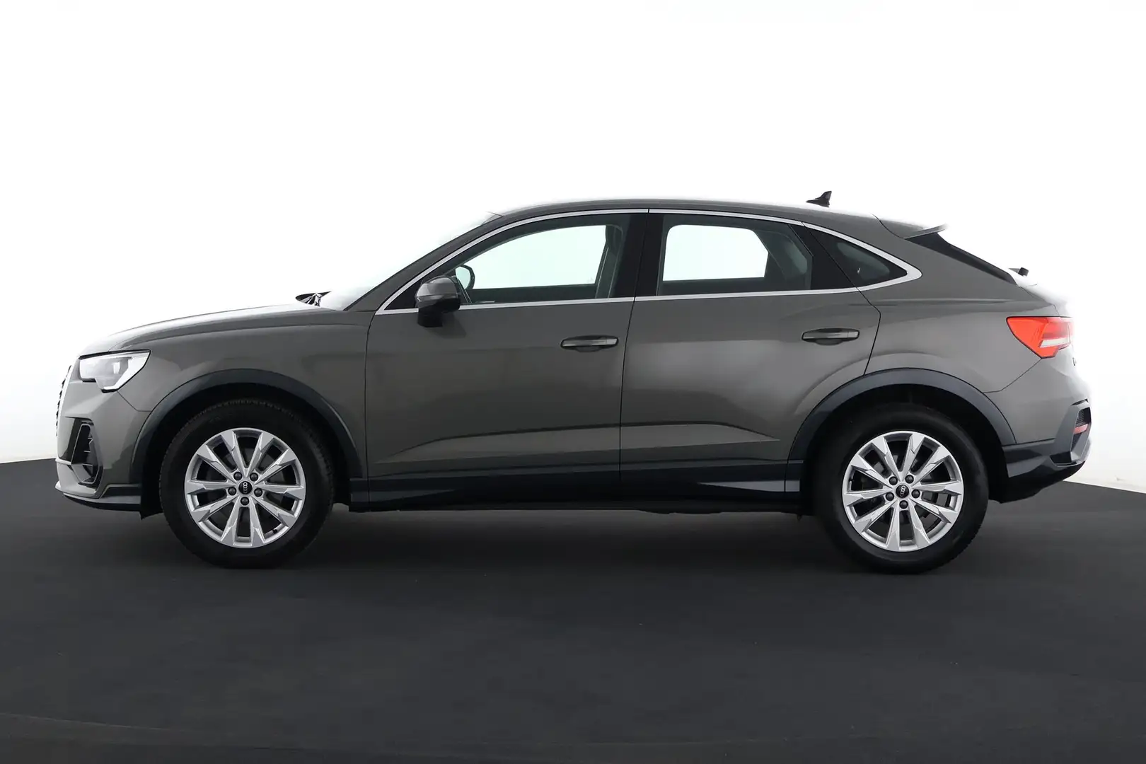 Audi Q3 SPORTBACK 35 1.5TFSI + GPS + CARPLAY + PDC + ALU 1 Grau - 2