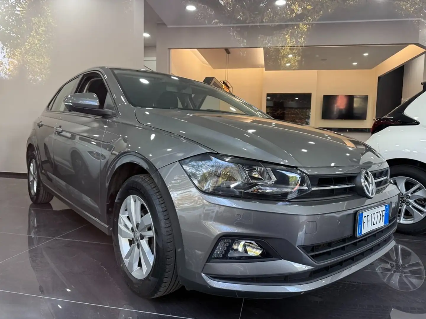 Volkswagen Polo Polo 5p 1.0 tgi Highline 90cv NEOPATENTATI Grigio - 2