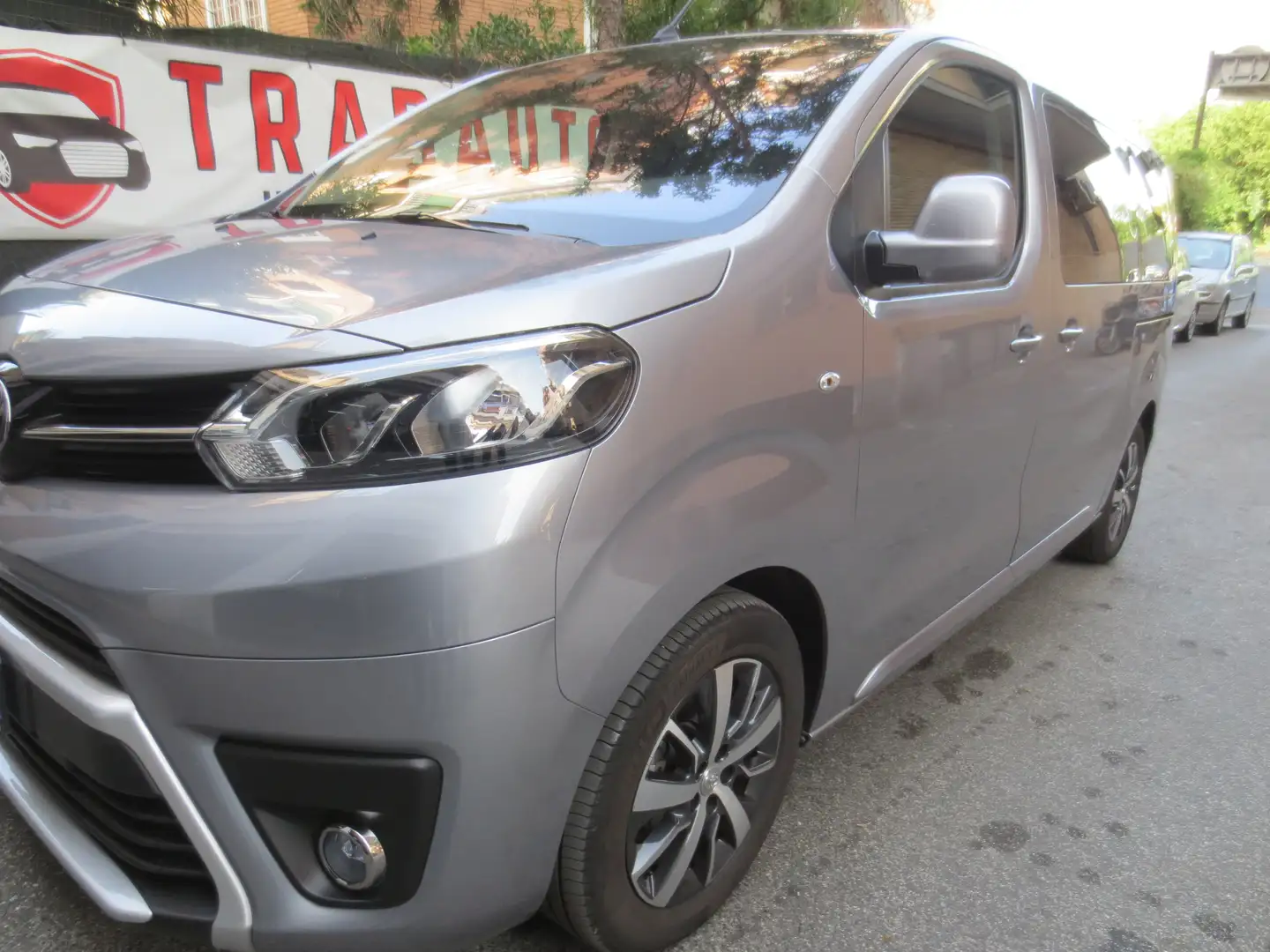 Toyota Proace Verso 2.0 D 8 posti EXECUTIVE NAVI Gris - 1