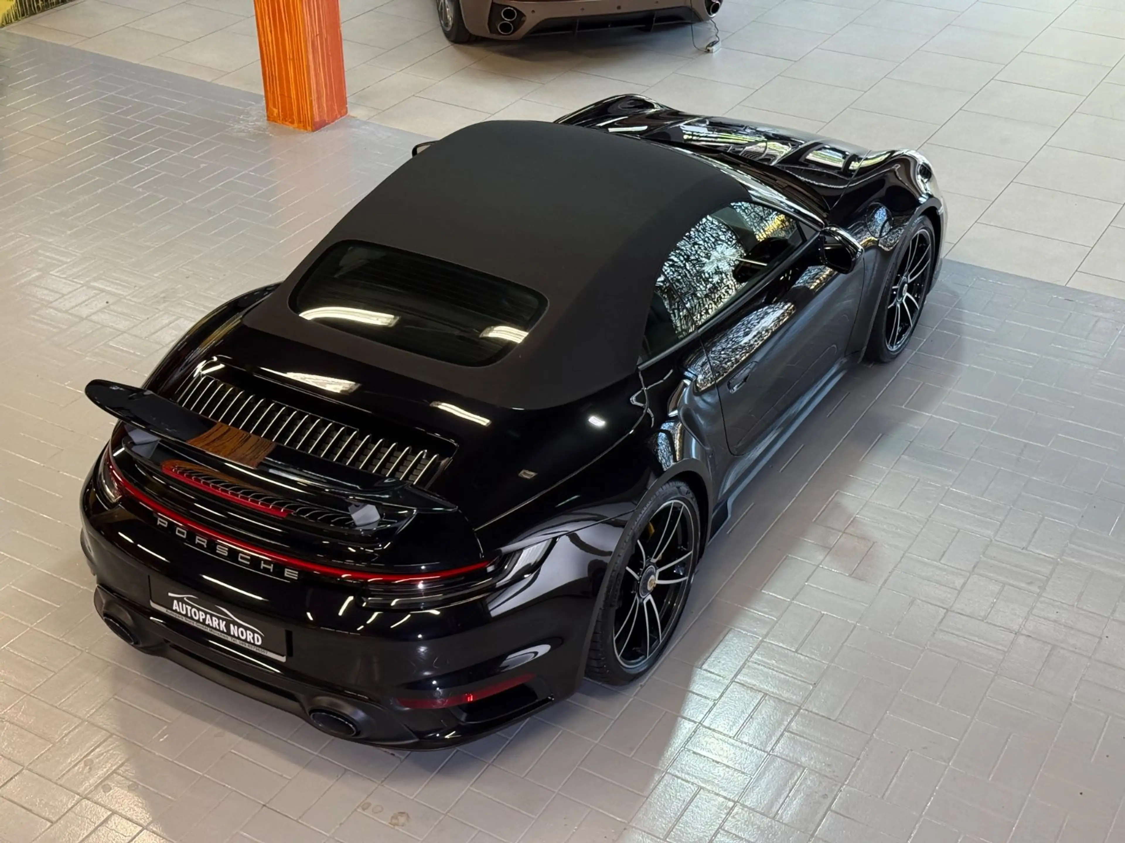 Porsche 911 Turbo S Cabriolet MATRIX~LIFT~KERAMIK~BOSE — photo 9