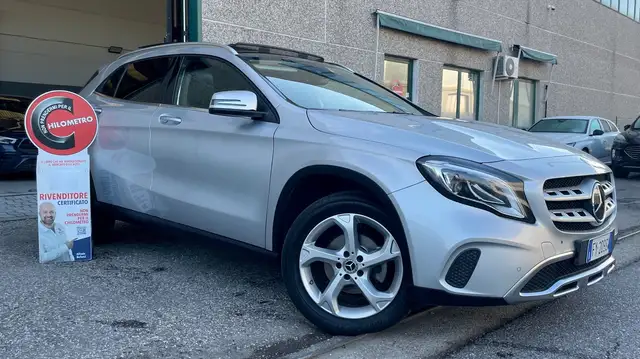Mercedes-Benz GLA 180 MERCEDES-BENZ GLA 180 1.6 PREMIUM 122CV - FULL LED