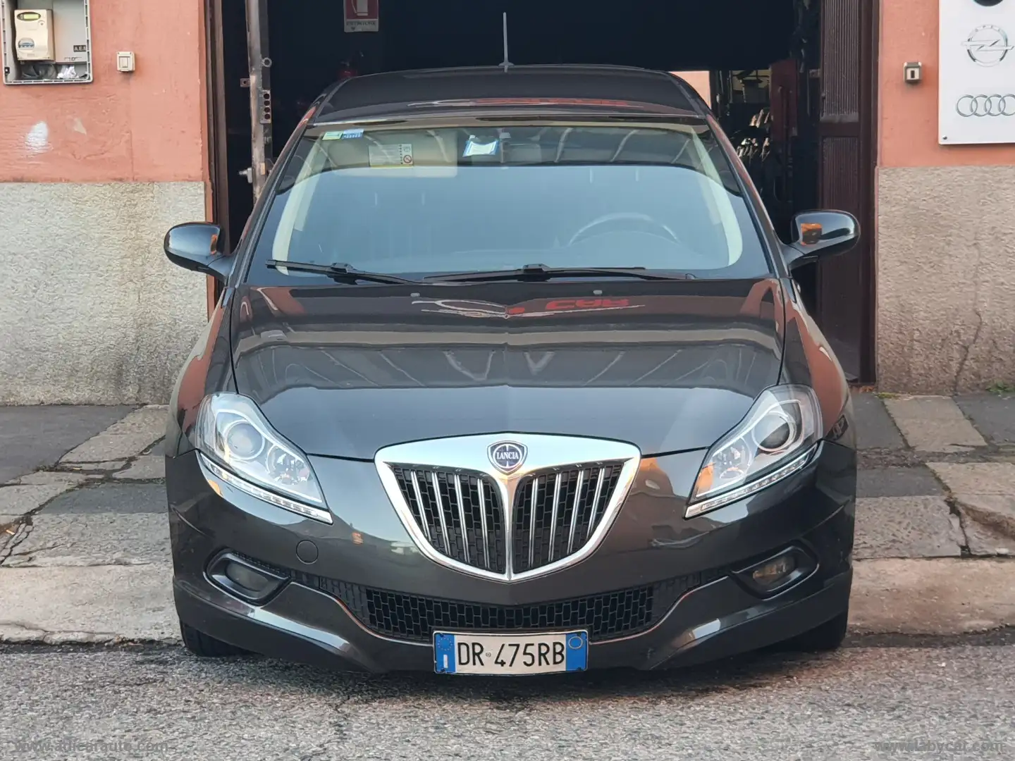 Lancia Delta 1.6 MJT 120 CV Grijs - 2