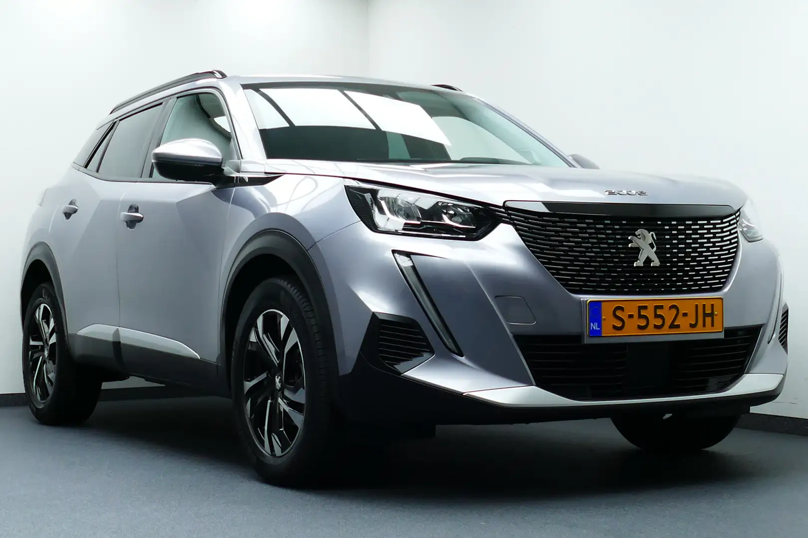 Peugeot 2008 1.2 Allure Pack. Camera, Navi, Clima, Cruise, Half Grijs - 1