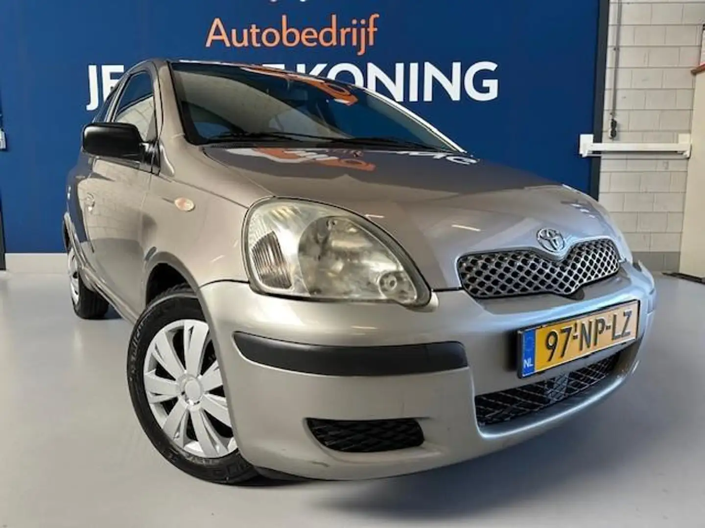 Toyota Yaris 1.3 VVT-i Idols.bj.2004.kleur: grijs. 5 deurs.APK Grijs - 2