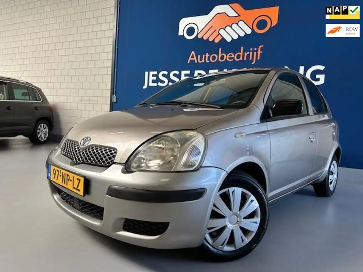 Toyota Yaris 1.3 VVT-i Idols.bj.2004.kleur: grijs. 5 deurs.APK Grijs - 1