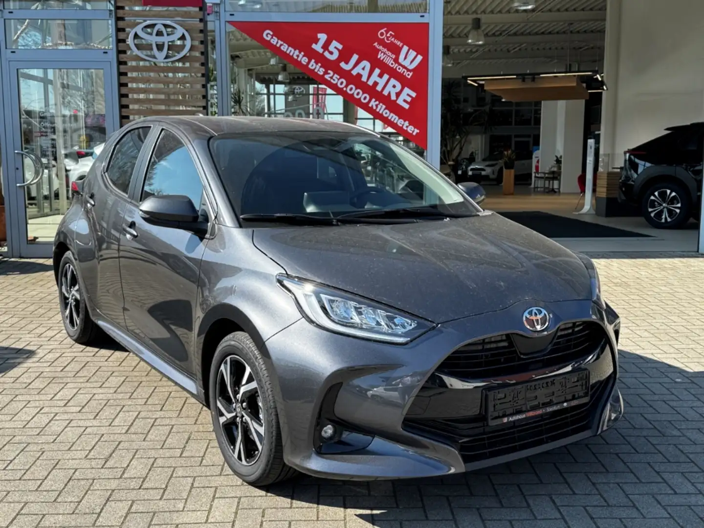 Toyota Yaris Teamplayer Hybrid 1,99 % LED ACC Apple CP Grau - 1