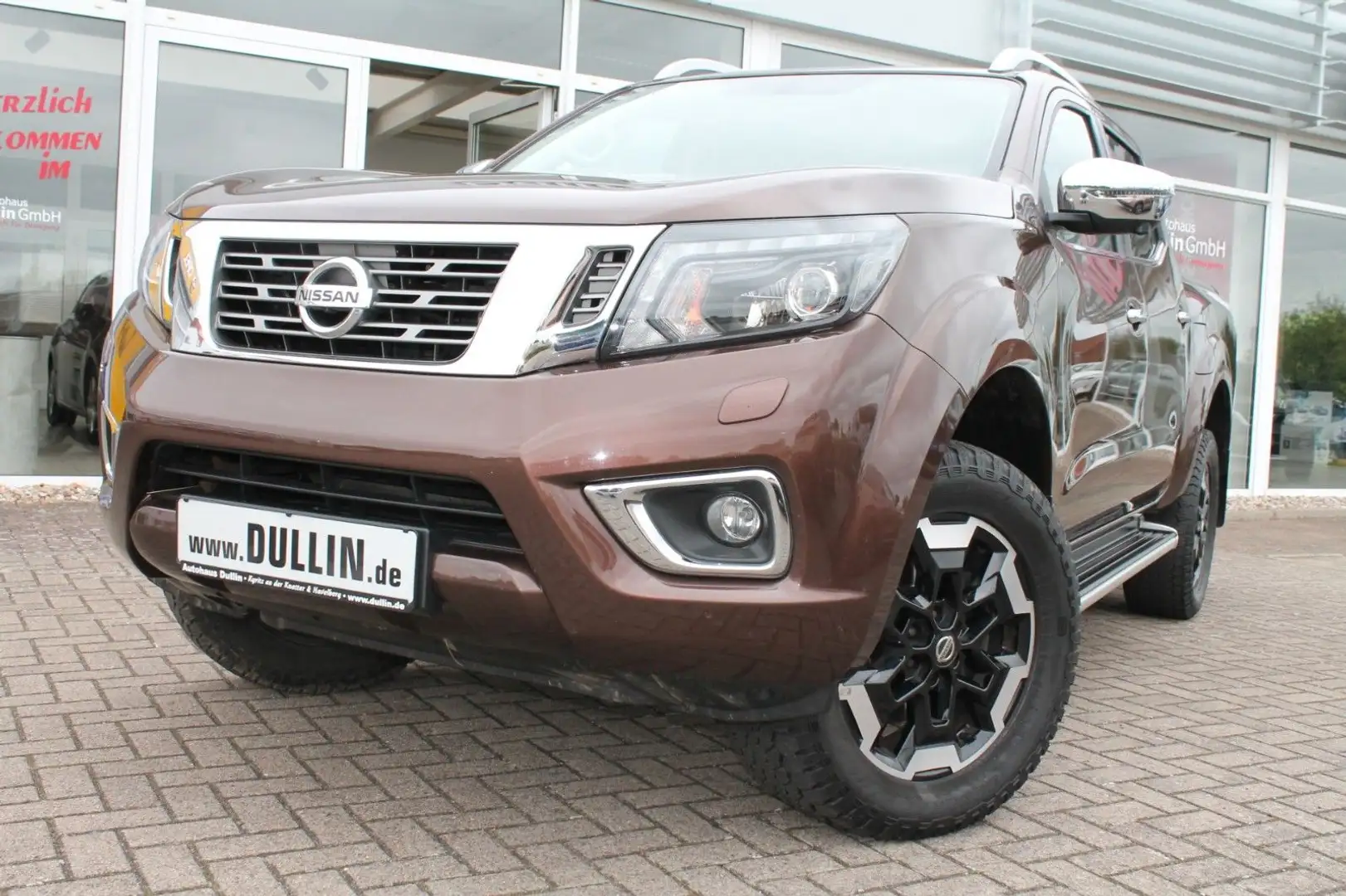 Nissan Navara Tekna Double Cab 4x4 Laderaumrollo Brun - 1
