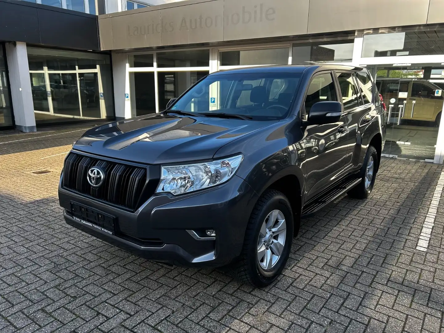 Toyota Land Cruiser 2.8 D-4D Comfort Automatik LED Navi Gris - 1