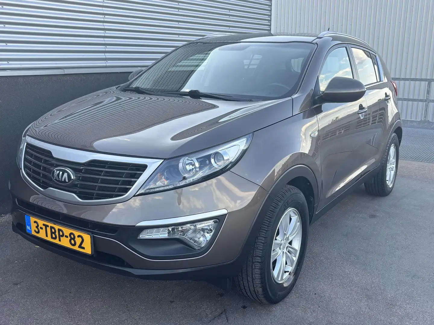 Kia Sportage 1.6 GDI Vibe Trekhaak, Navigatie, Climate control, Bruin - 2