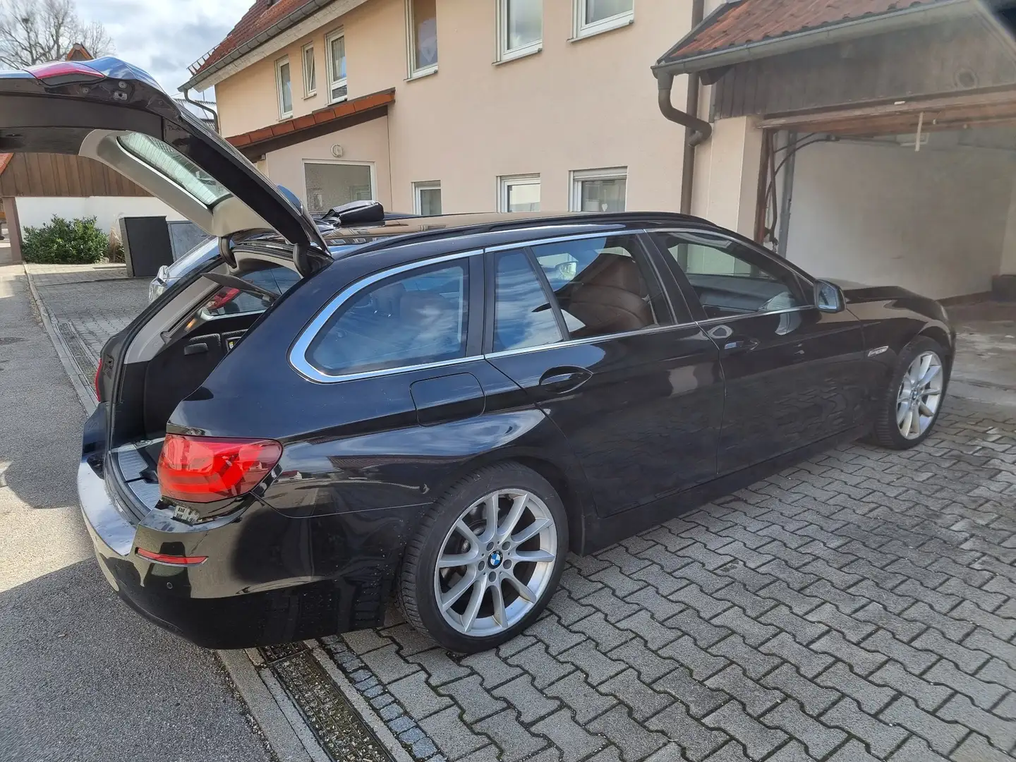 BMW 525 525d xDrive Schwarz - 2