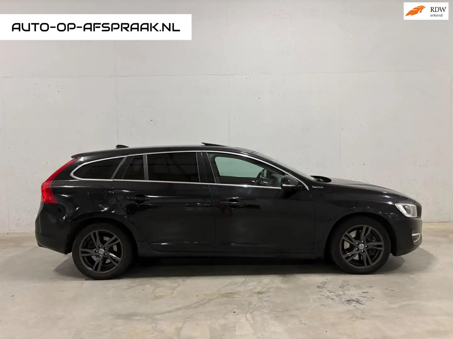 Volvo V60 2.4 D6 AWD Plug-In Hybrid Summum Leer Pano Navi Schwarz - 1