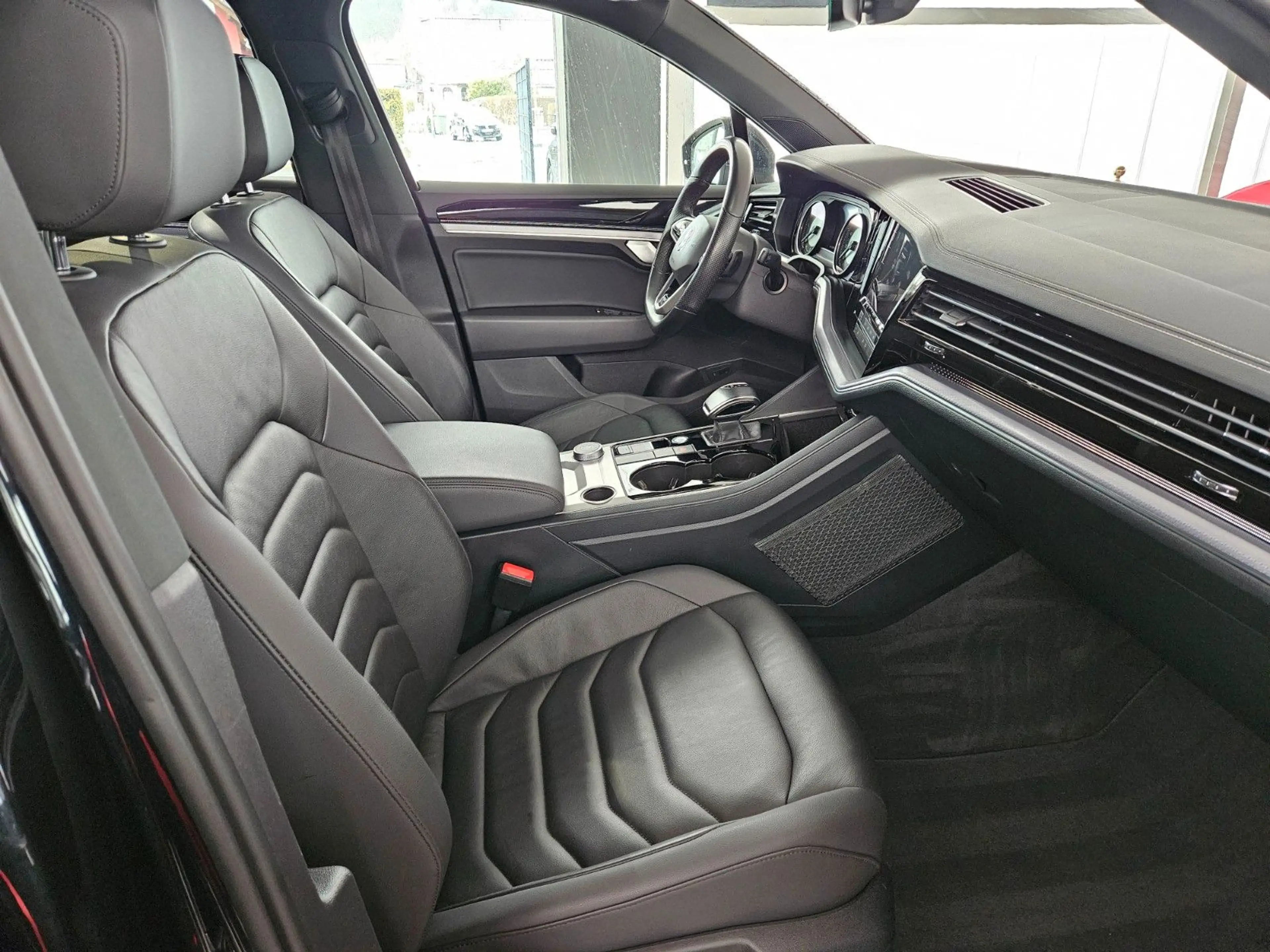 Volkswagen Touareg V6 TDI R-Line 4Motion — photo 15