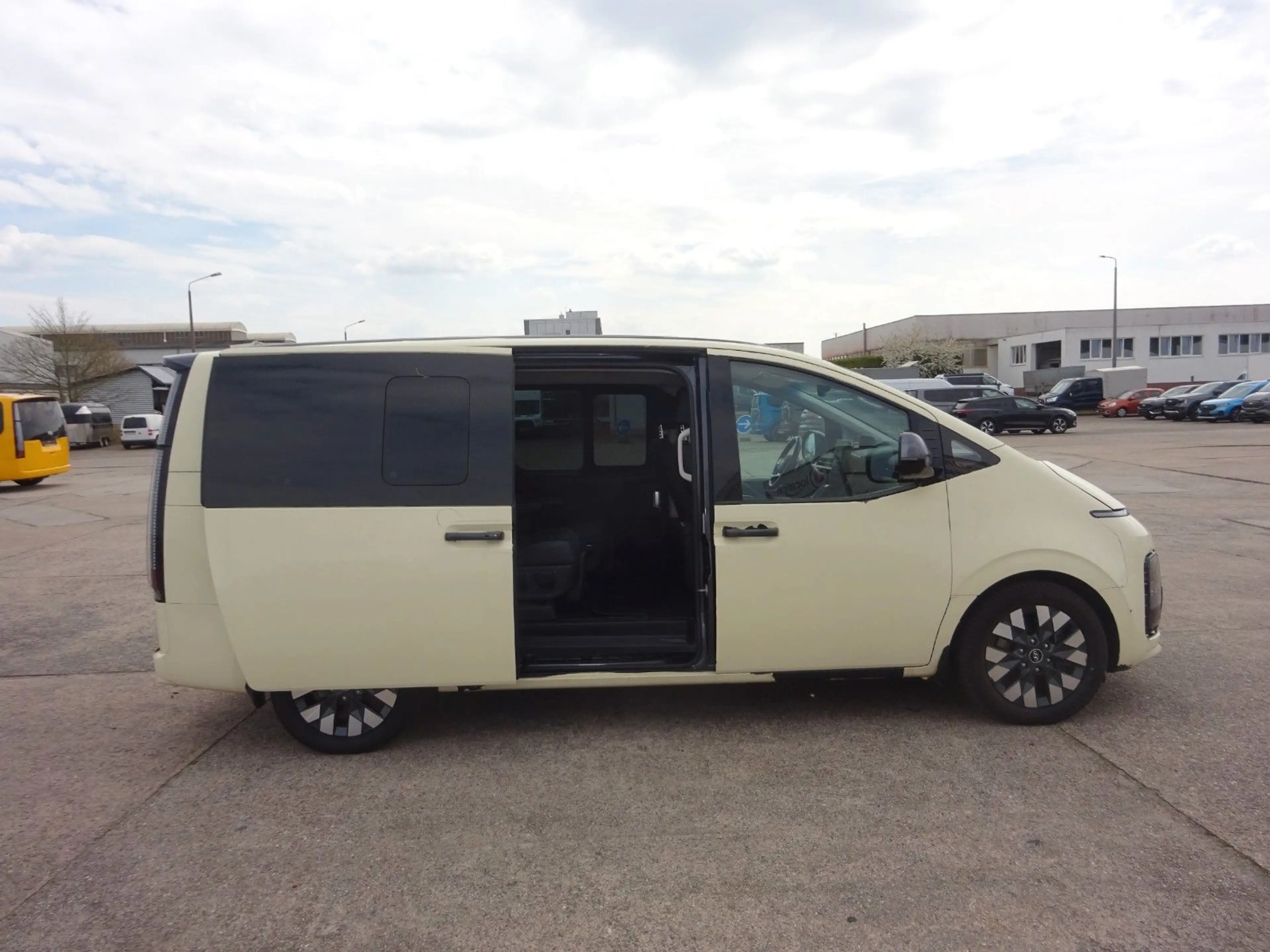 Hyundai STARIA 177PS Autm. Signature 4WD Taxi — photo 11