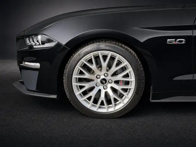 Ford Mustang view 5