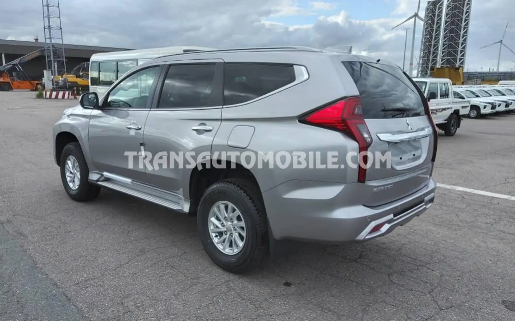 Mitsubishi Montero GLX  - EXPORT OUT EU TROPICAL VERSION - EXPORT OUT Zilver - 2