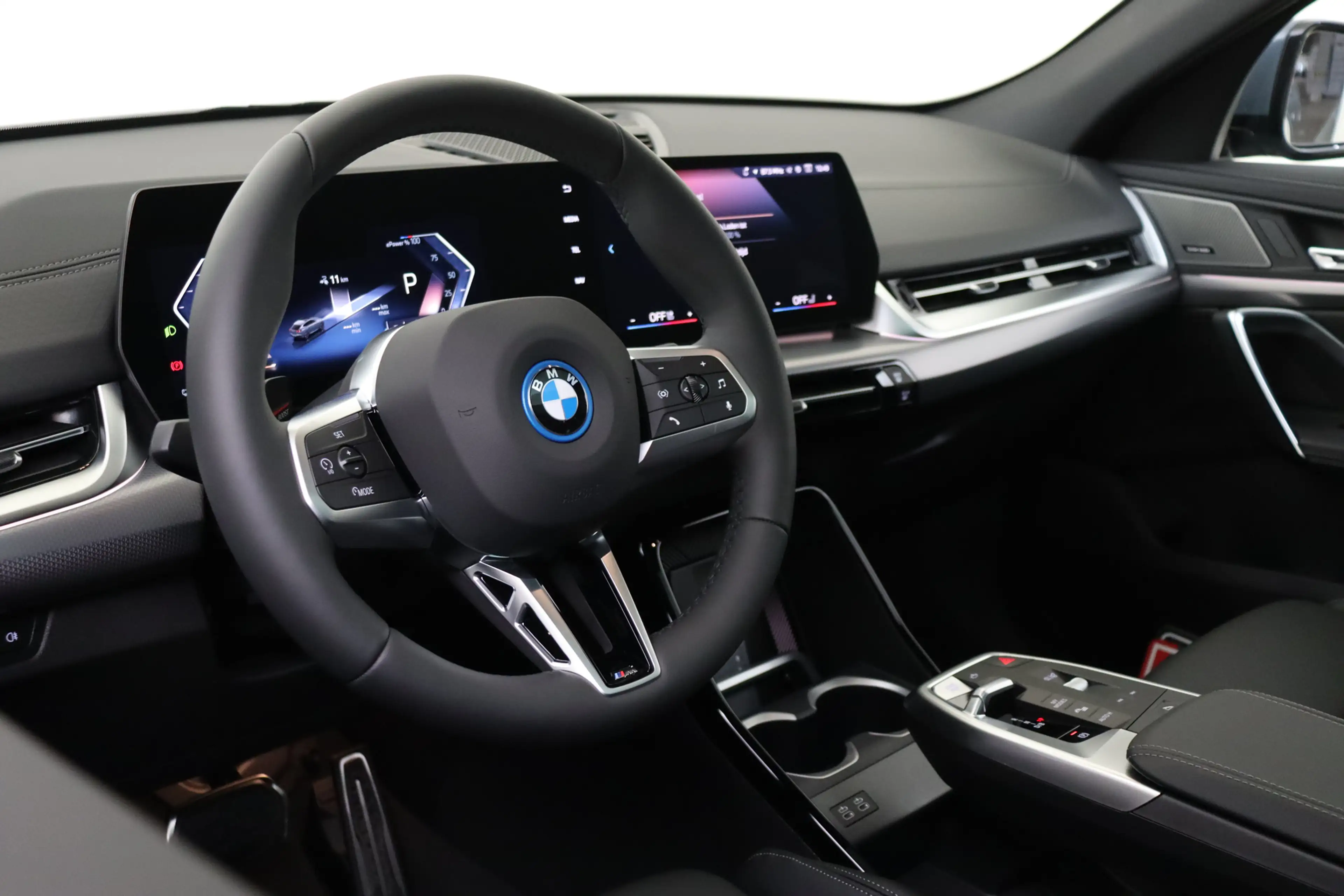 BMW iX2 eDrive20 M Sport / Panoramadak / Trekhaak / Sports — photo 3