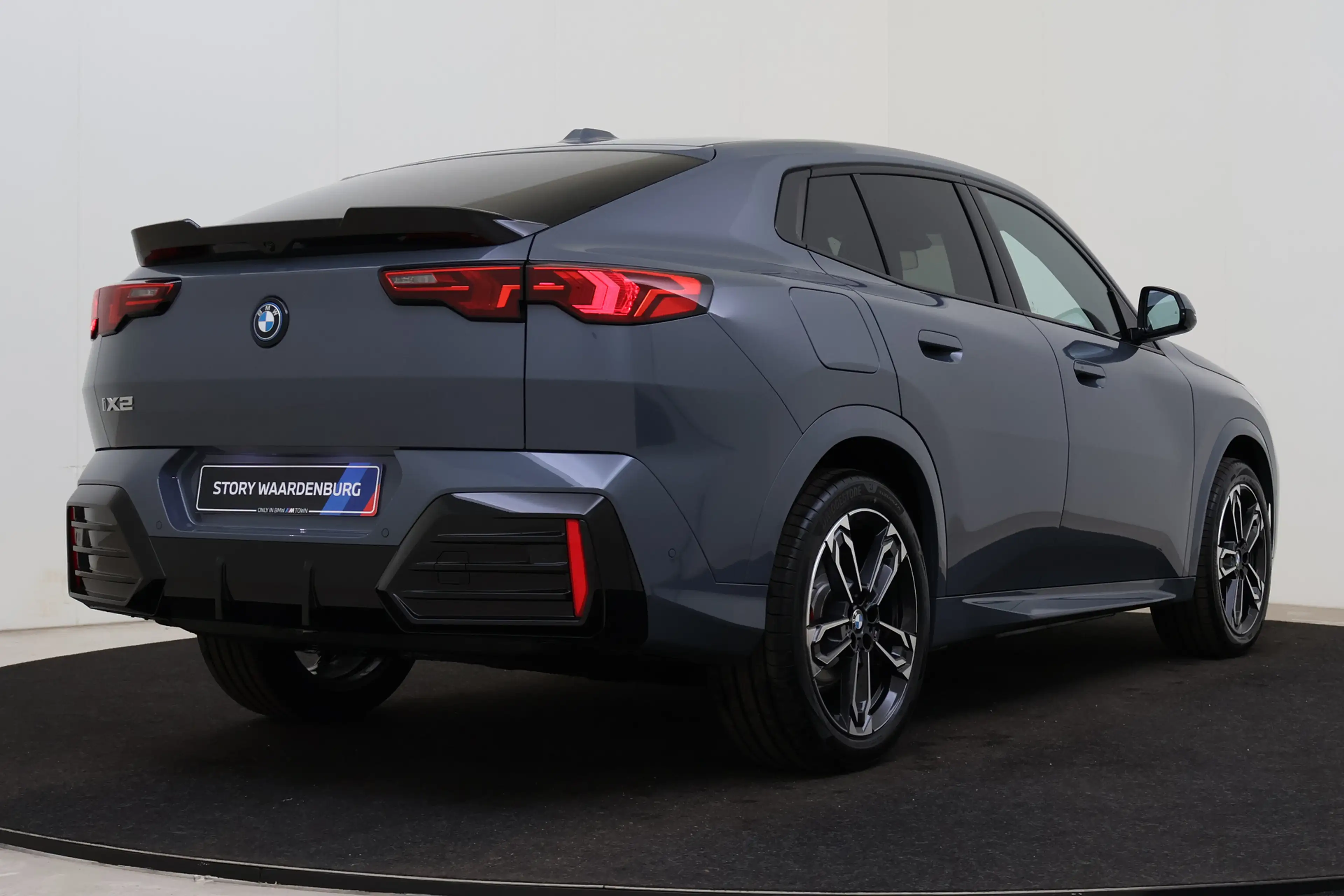 BMW iX2 eDrive20 M Sport / Panoramadak / Trekhaak / Sports — photo 2