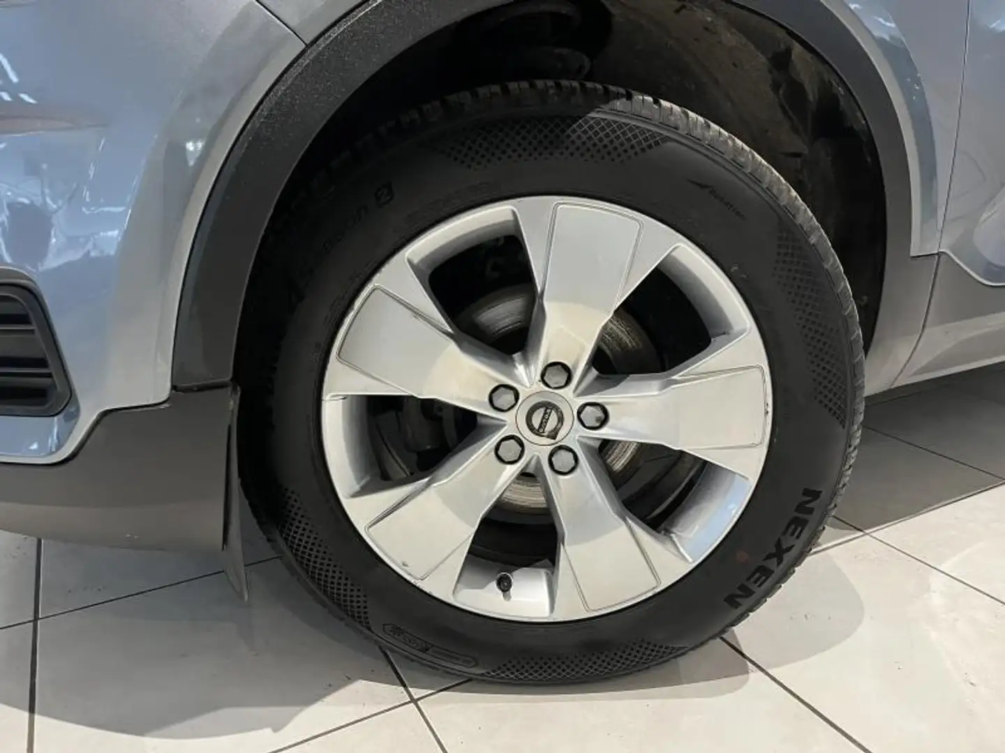 Volvo XC40 2.0d 150cv Momentum Navi/Caméra/Clim Gris - 2