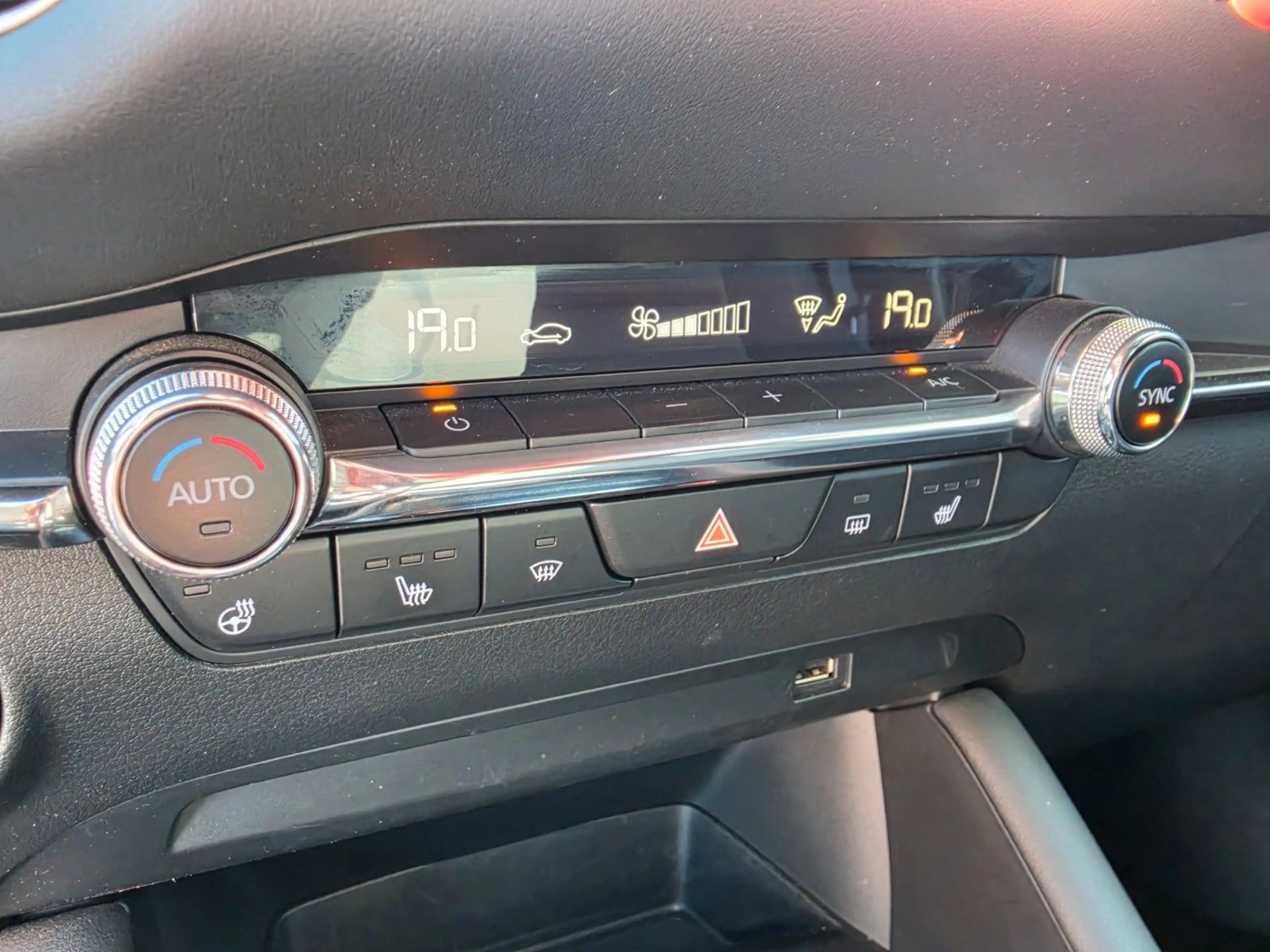 Mazda 3 Lim. 5-trg. Selection Navi AHK BOSE LED — photo 25