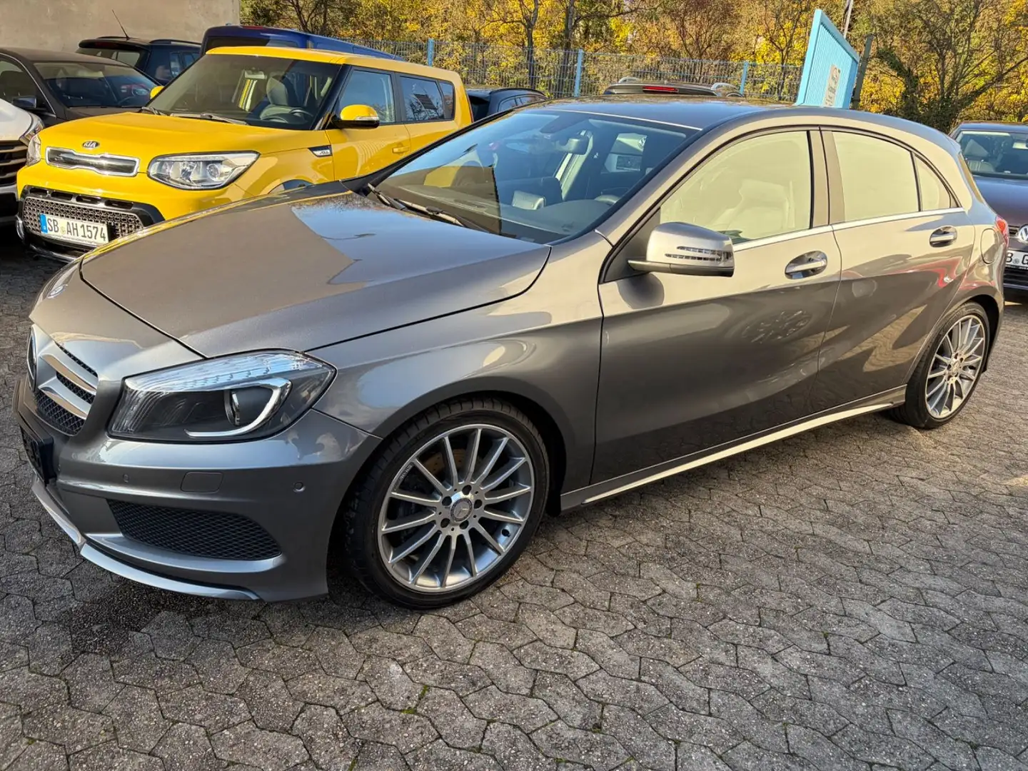 Mercedes-Benz A 180 176 AMG Navi/Kamera/18Zoll/Xenon/PDC/1Hand Grau - 1
