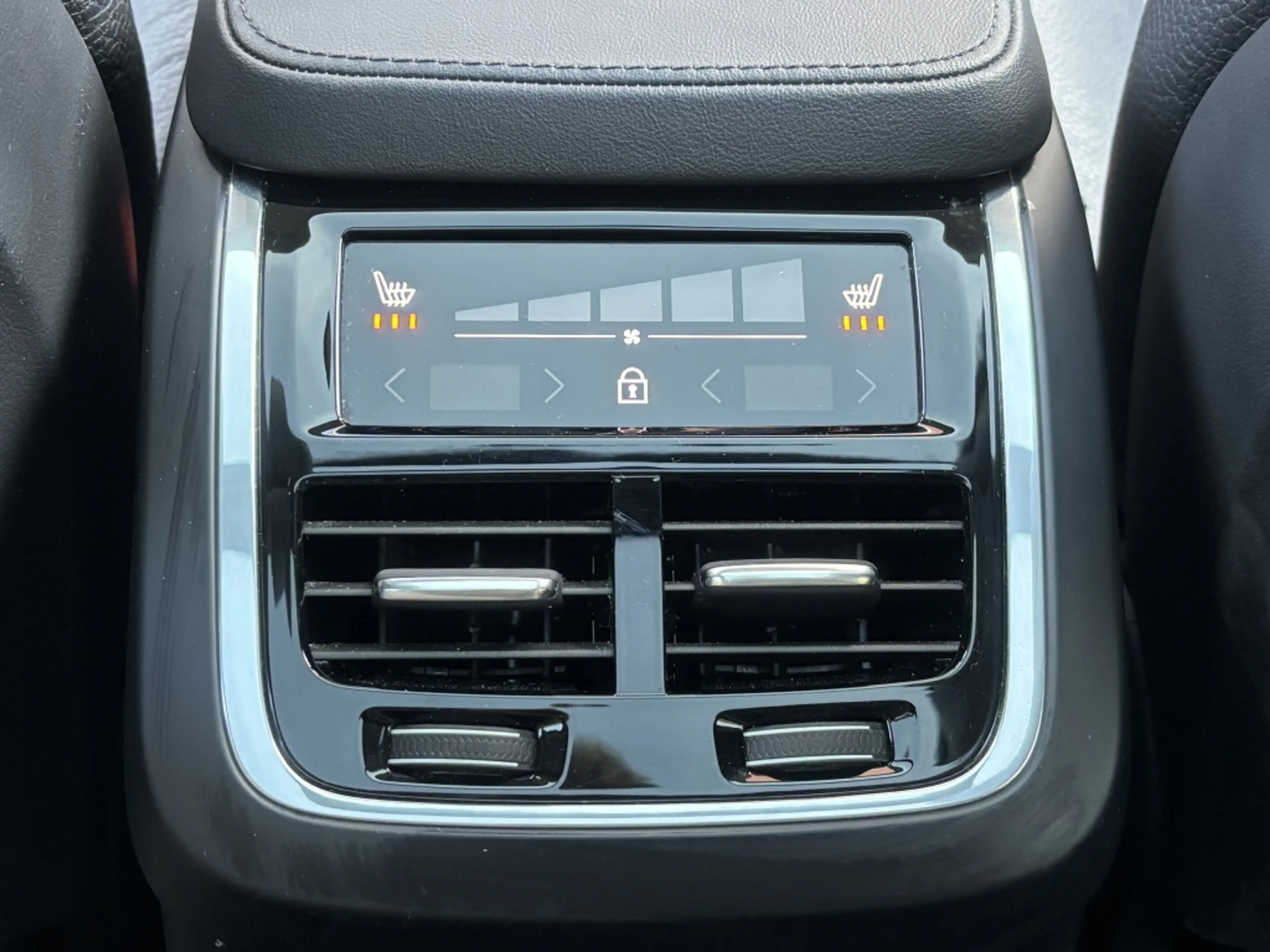 Volvo XC90 2.0 T8 AWD Ultimate Dark Pano Trekhaak Head-Up 21" — photo 25
