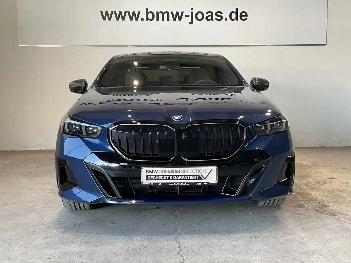 BMW 550 e xDrive Limousine M Sportpaket AHK Blau - 2