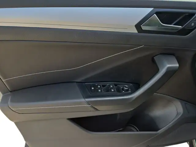 Volkswagen T-Roc view 11