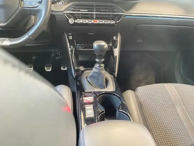 Peugeot 208 view 11