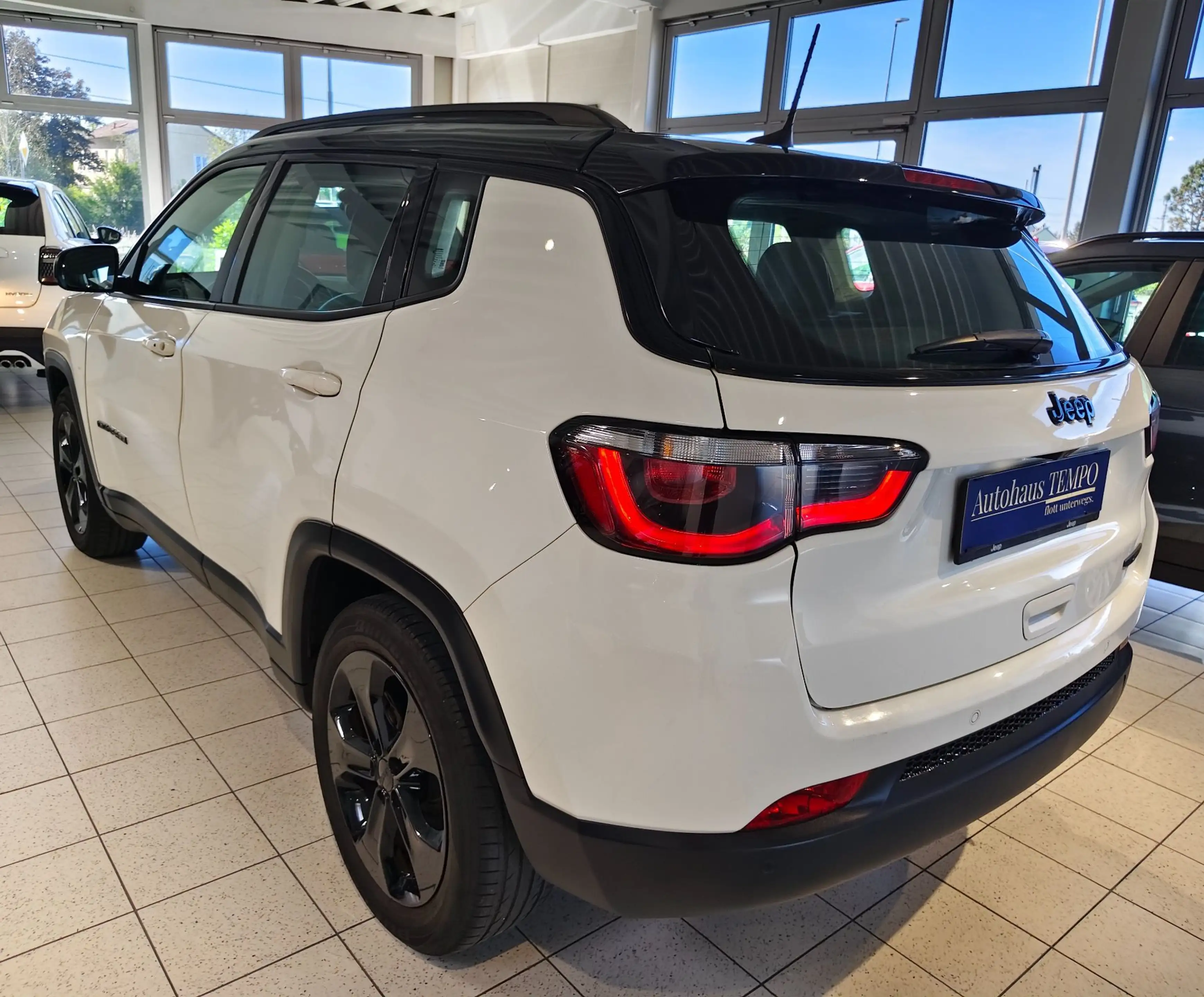 Jeep Compass 1,4 MultiAir2 FWD Night Eagle --WENIG KILOMETER-- — photo 5