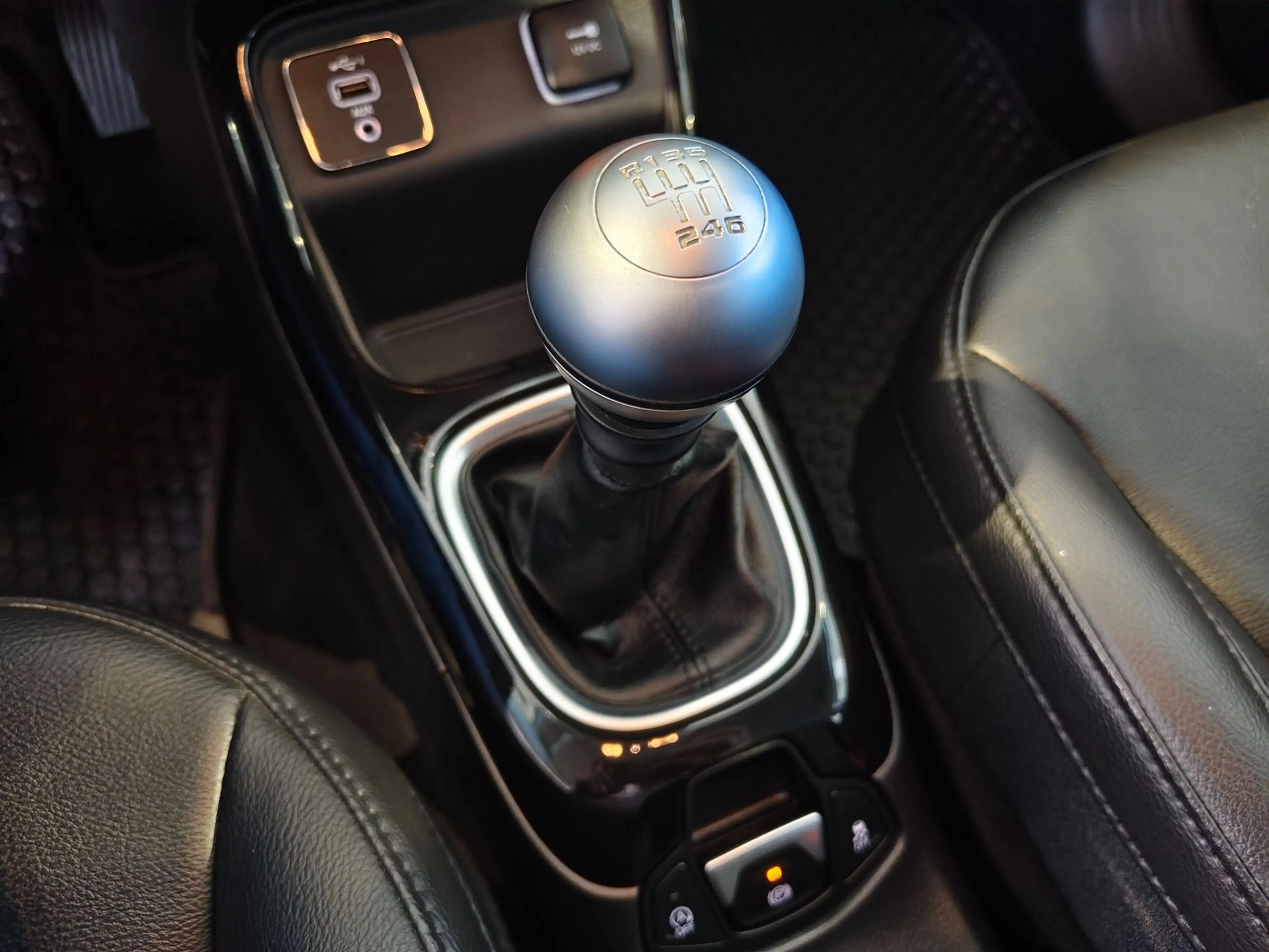 Jeep Compass 1,4 MultiAir2 FWD Night Eagle --WENIG KILOMETER-- — photo 11