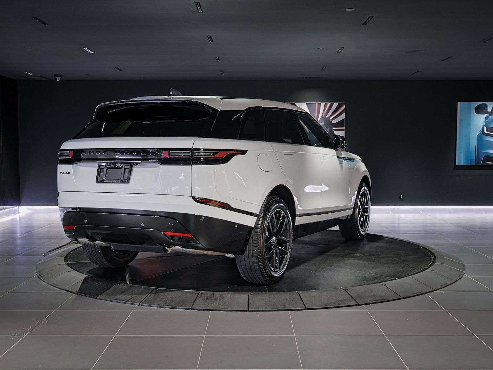 2026 Land Rover Range Rover Velar w/ Heads Up | AC Seats | 20in Wheels | Cold Climate Pkg | Tech Pkg — снимка 5