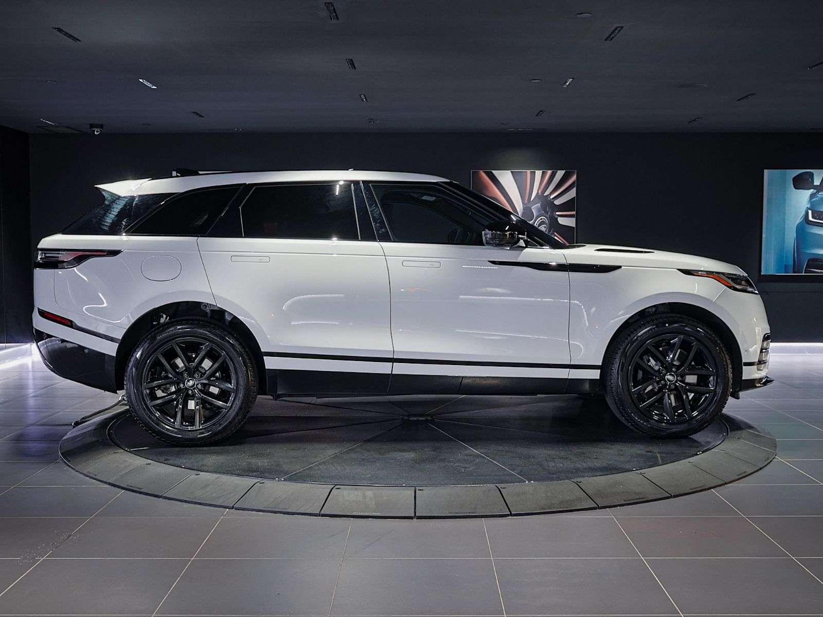 2026 Land Rover Range Rover Velar w/ Heads Up | AC Seats | 20in Wheels | Cold Climate Pkg | Tech Pkg — снимка 4