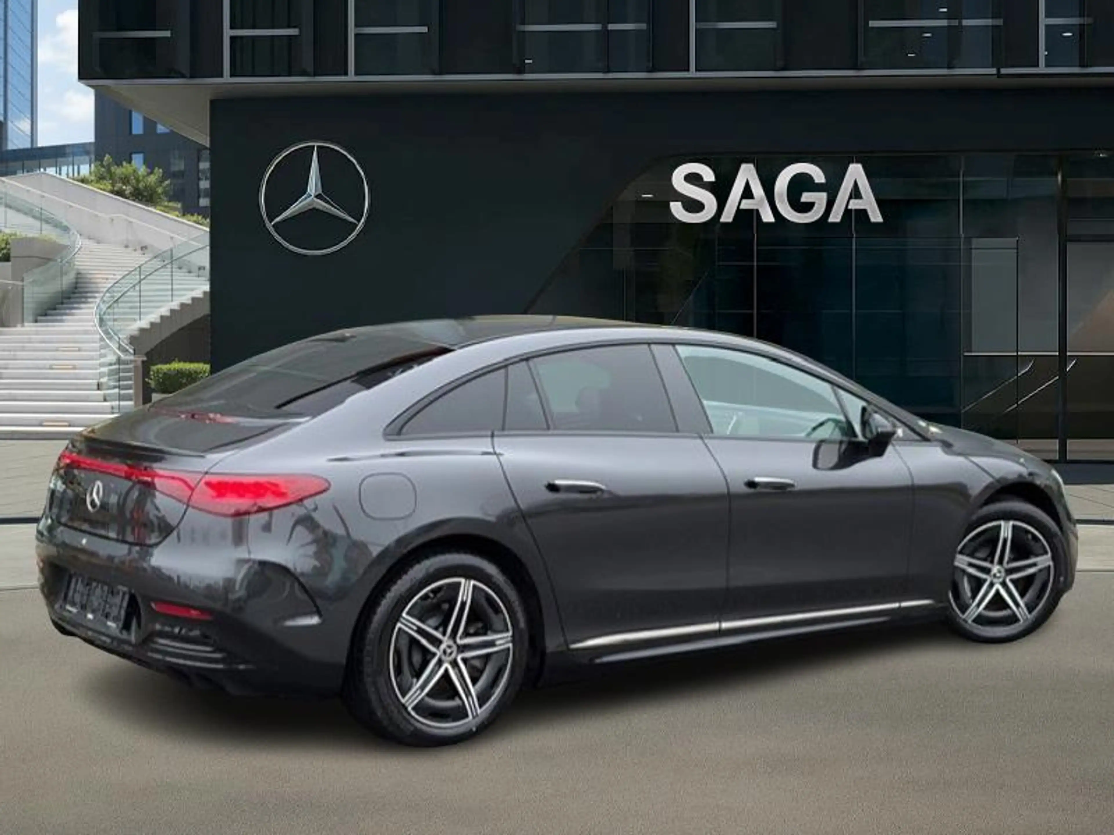 Mercedes-Benz EQE 300 Berline AMG Pack Night — photo 2
