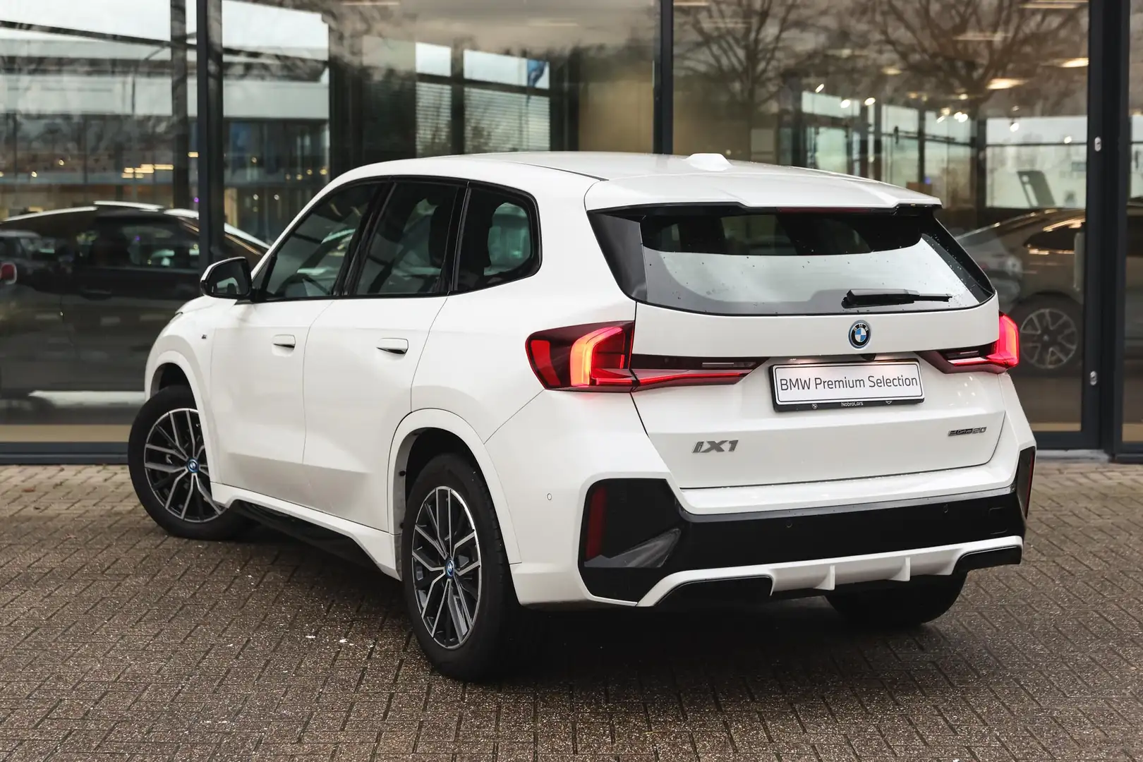 BMW iX1 eDrive20 M Sport / Sportstoelen / M Adaptief onder Blanc - 2