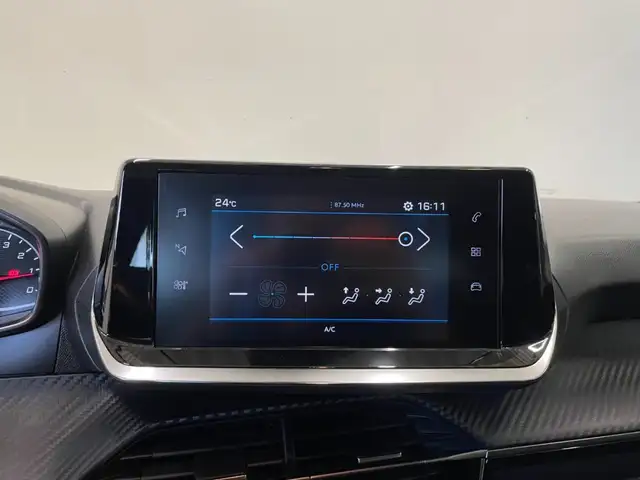 Peugeot 208 view 9