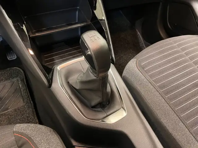 Peugeot 208 view 8