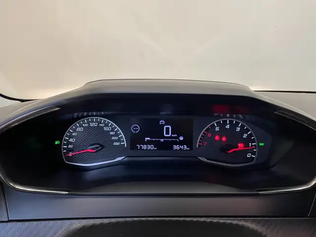 Peugeot 208 view 5