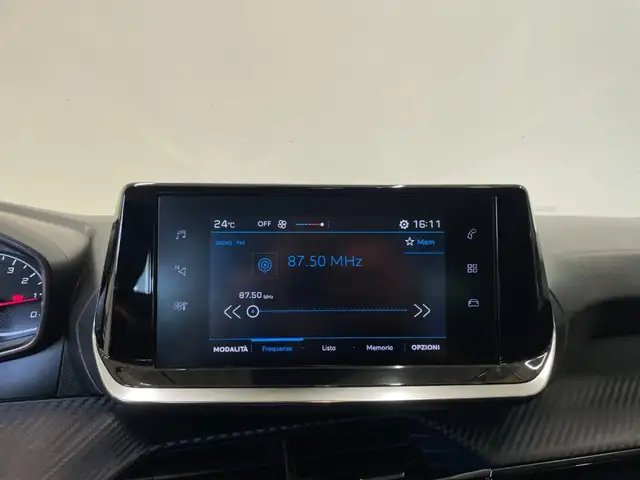 Peugeot 208 view 11