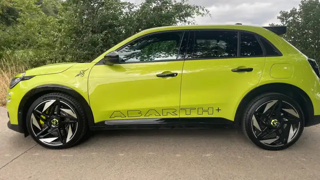 Abarth 600e e-600 54 kWh Scorpionissima Full Options, pack sound Prix TVAC possibilité d'extension de garantie jusque 2033