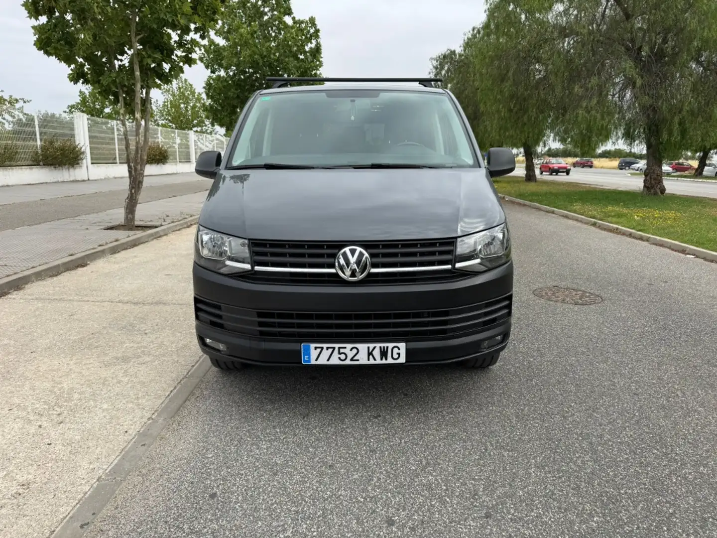 Volkswagen VOLKSWAGEN Caravelle Monovolumen  Manual de 4 Puer Gris - 2