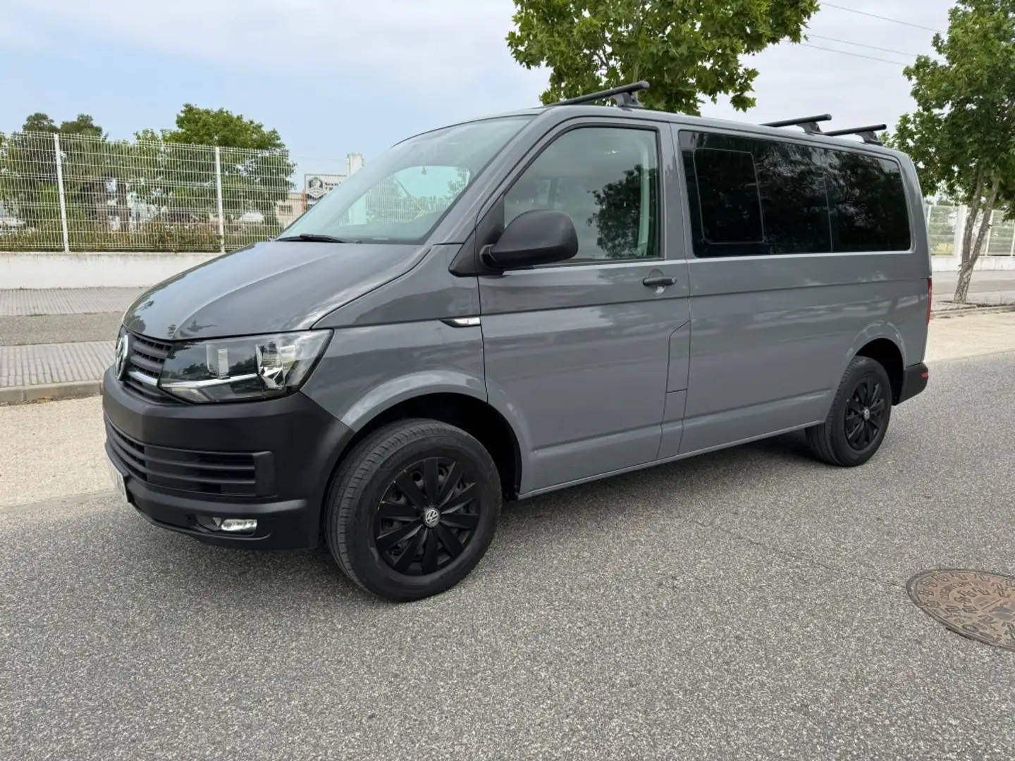 Volkswagen VOLKSWAGEN Caravelle Monovolumen  Manual de 4 Puer Gris - 1