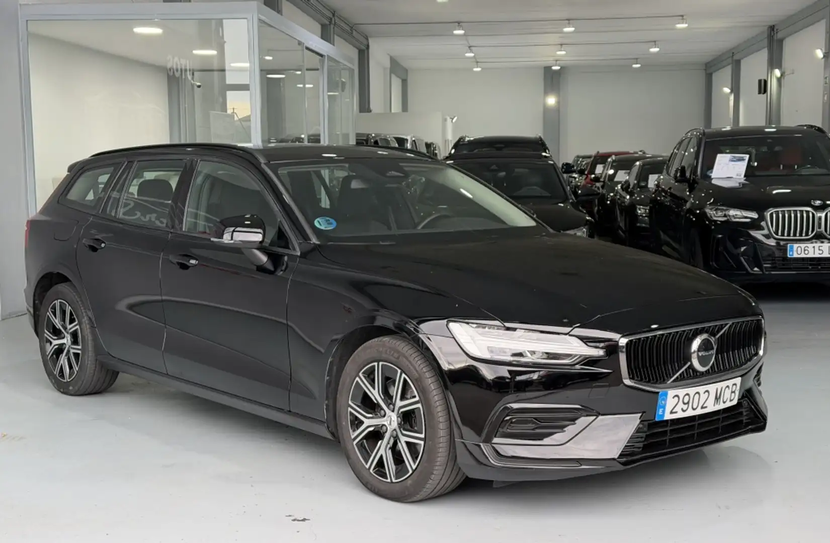 Volvo V60 B4 Essential Aut. Noir - 2