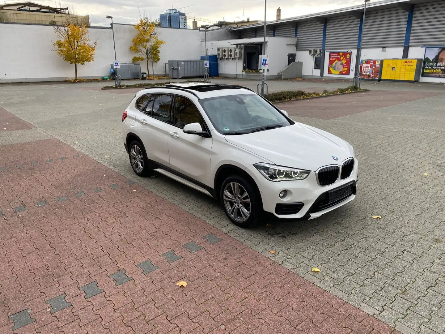 BMW X1 sDrive18d/Panorama/Kamera/HuD/ACC Weiß - 2