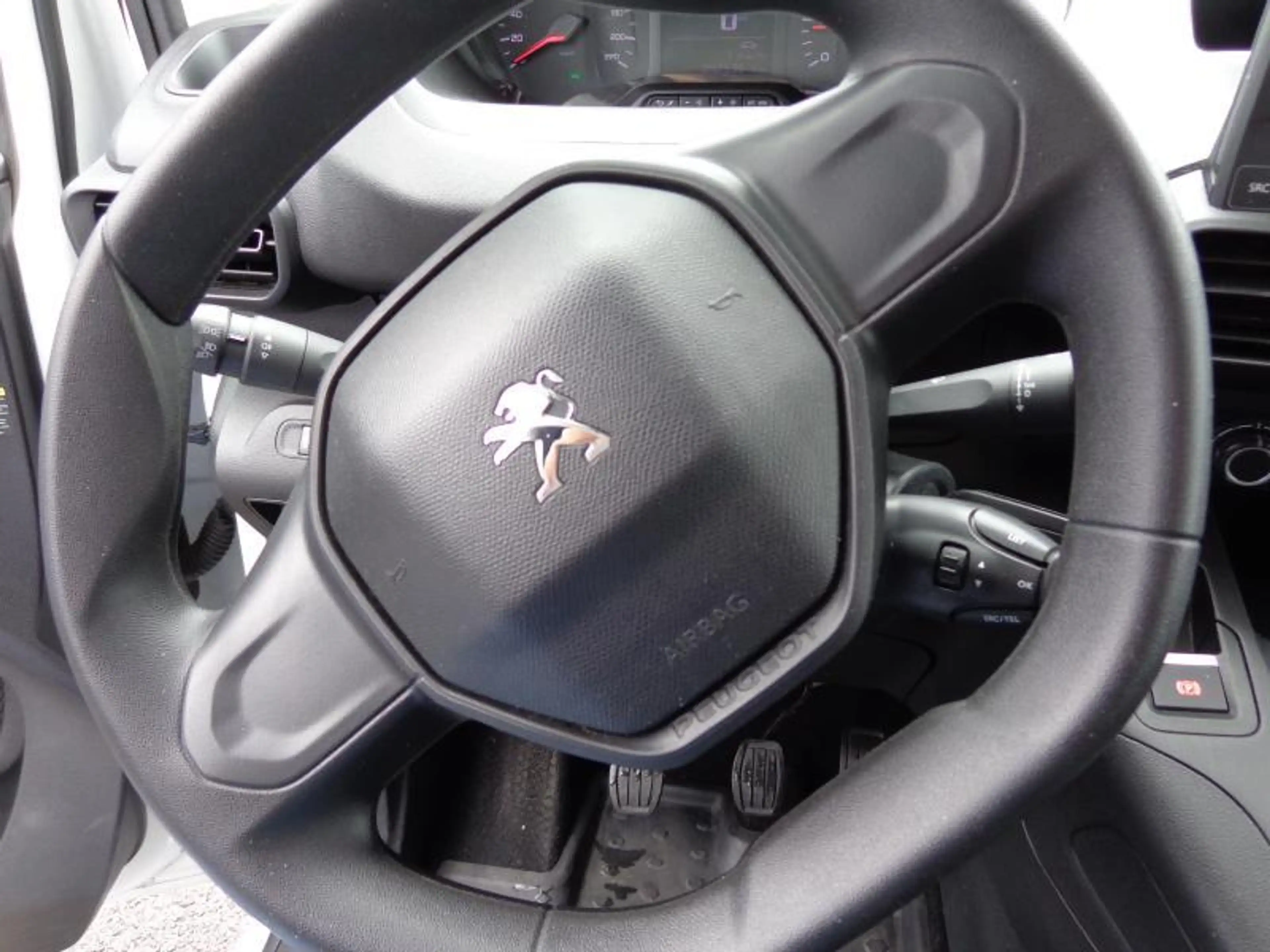 Peugeot Partner 1.5HDi 3Pl - Clim - Attelage — photo 4