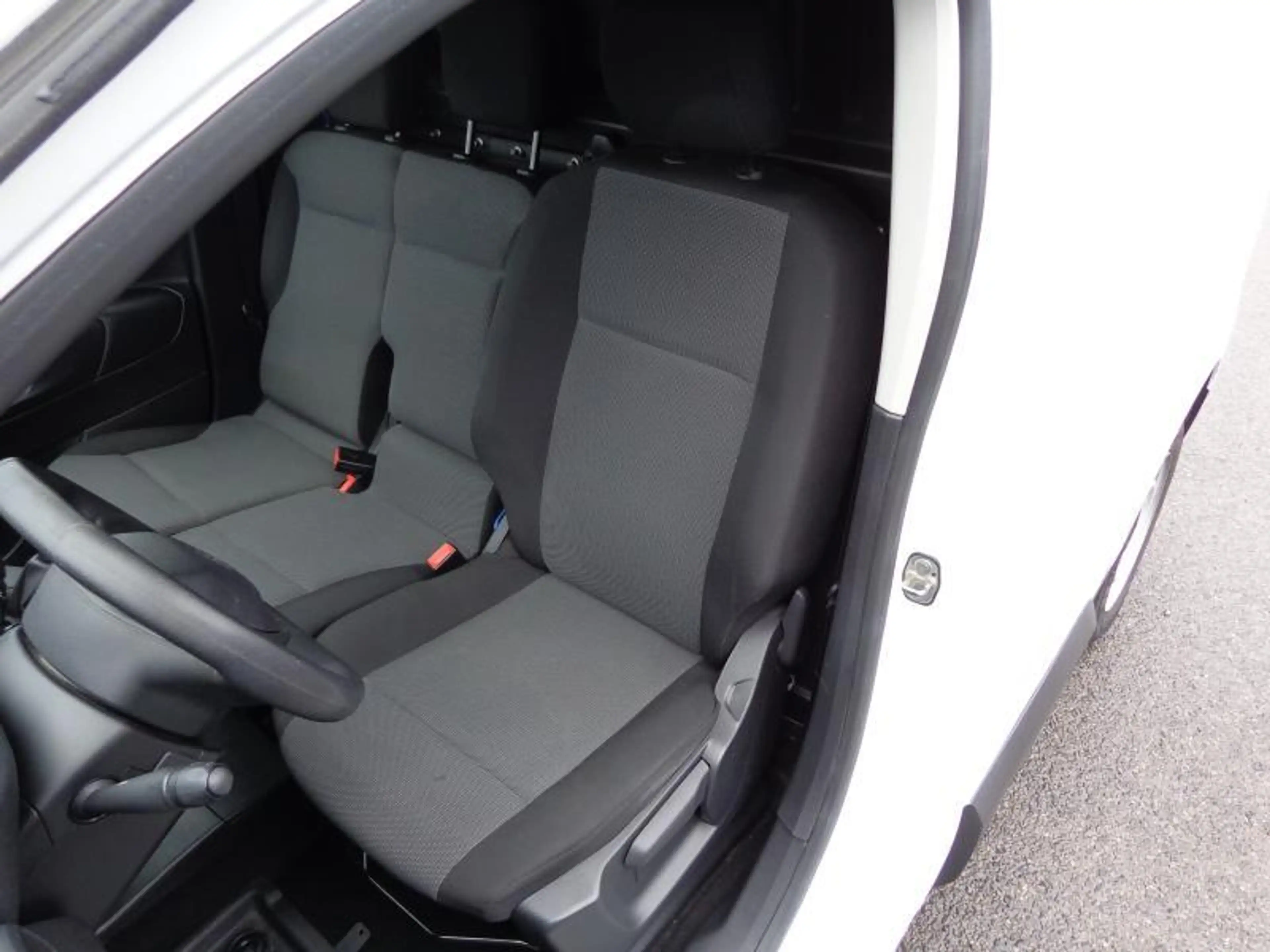 Peugeot Partner 1.5HDi 3Pl - Clim - Attelage — photo 8