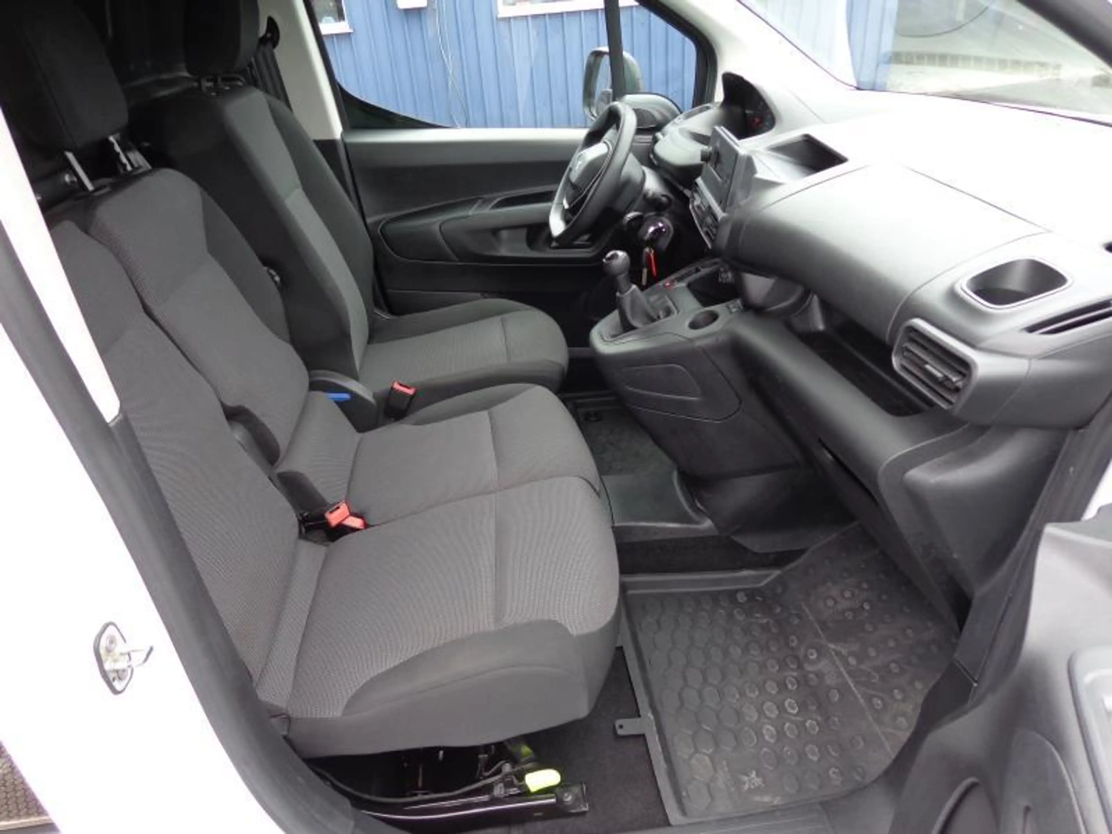Peugeot Partner 1.5HDi 3Pl - Clim - Attelage — photo 2