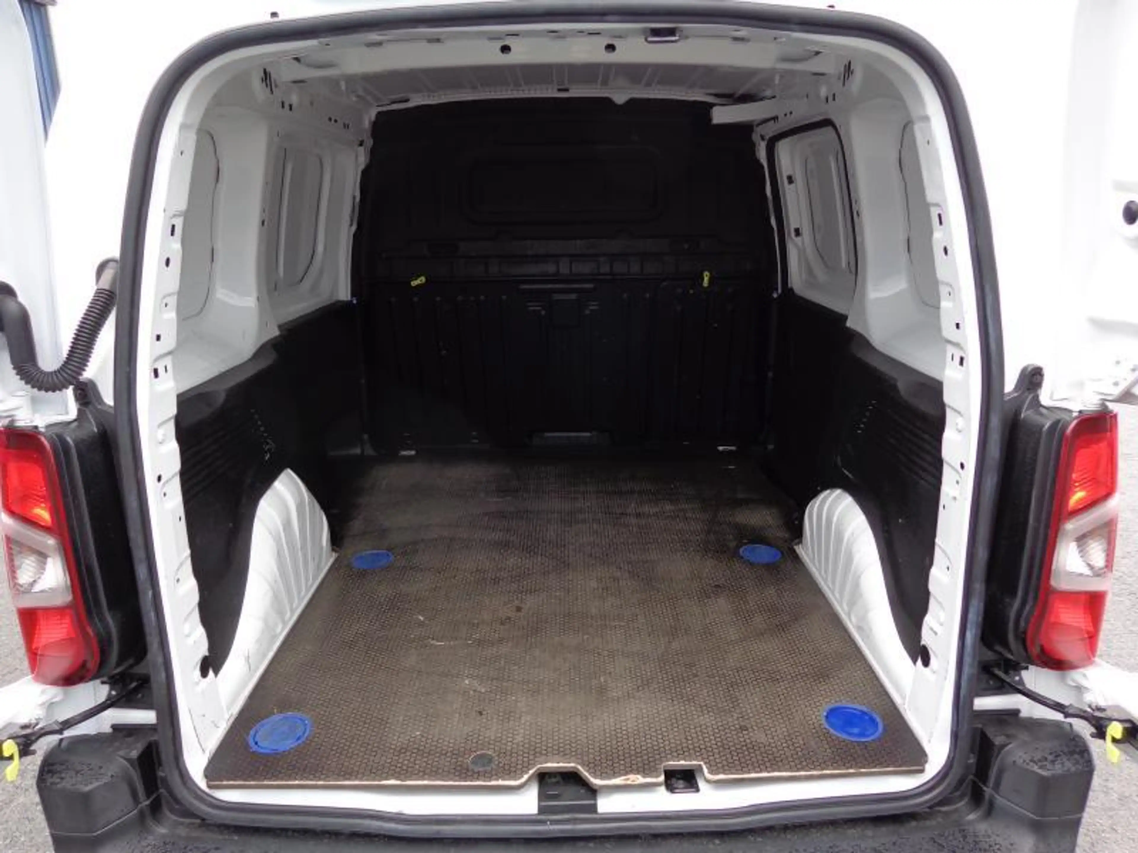 Peugeot Partner 1.5HDi 3Pl - Clim - Attelage — photo 15