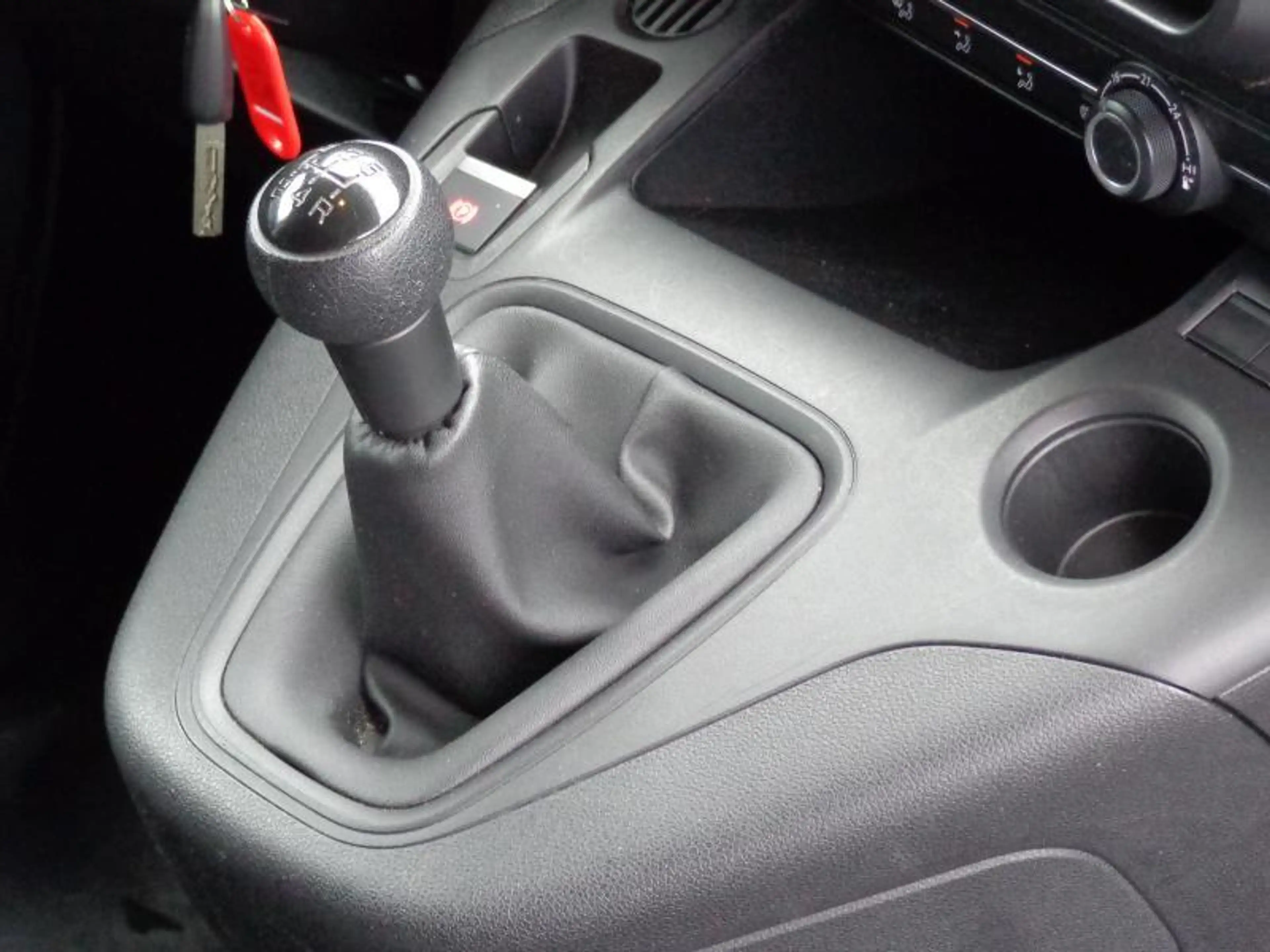 Peugeot Partner 1.5HDi 3Pl - Clim - Attelage — photo 9